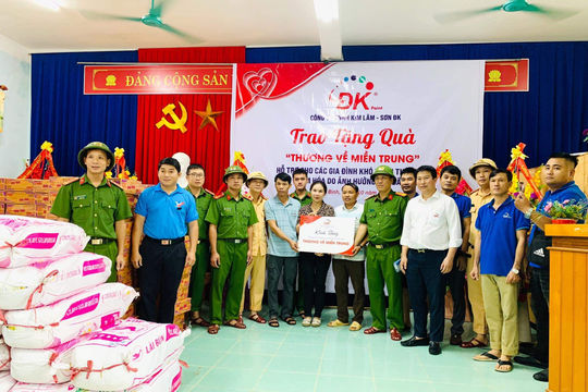 Hướng về miền Trung – Trao hàng nghìn suất quà tới bà con vùng lũ
