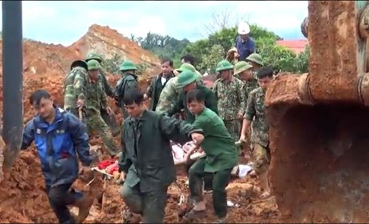 Vụ sạt lở đất ở Quảng Trị: Bộ Quốc phòng điều 2 trực thăng, nỗ lực tìm kiếm 8 người còn lại
