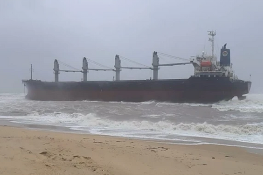 Quảng Bình: Tìm phương án cứu hộ tàu hàng 26.000 tấn mắc cạn cùng 20 thuyền viên