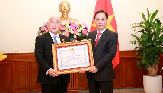 Việt Nam trao Huân chương Hữu nghị cho Cố vấn đặc biệt của Thủ tướng Nhật Bản