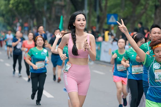 Mai Phương Thúy mặc đồ bó khoe body nuột nà thi chạy bộ giữa trời Hà Nội mưa rét