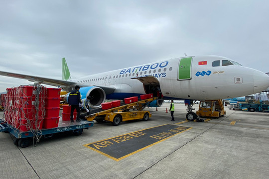 Chuyến bay đặc biệt của Bamboo Airways chở hàng cứu trợ hạ cánh miền Trung