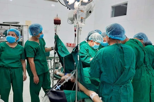 Bác sĩ miền núi hiến máu cứu sản phụ bị vỡ tử cung