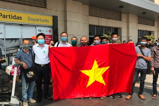 Gần 330 công dân Việt Nam từ Angola được đưa về nước an toàn