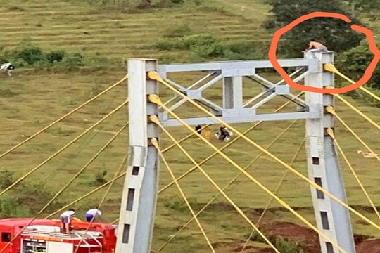 Gia Lai: Một người đàn ông trèo lên đỉnh tháp cầu dây văng