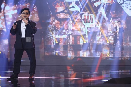 “Bài hát đầu tiên” tập 7: Ngọc Sơn xúc động quỳ gối tặng quà cho mẹ