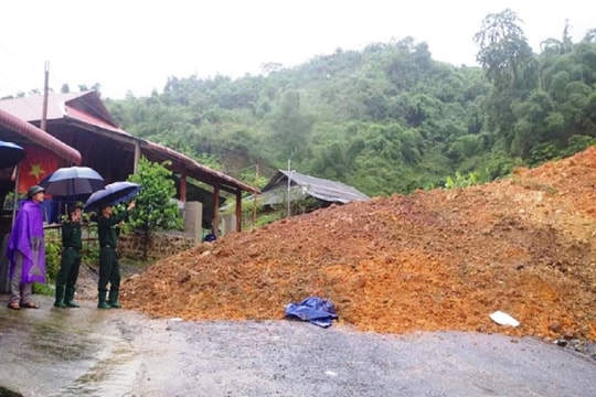 Sạt lở đất, hàng chục chiến sĩ và người dân phải di dời khẩn cấp