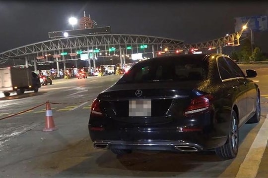 Tài xế lái Mercedes chạy 199km/h trên cao tốc
