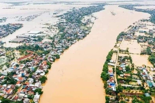 Mưa lũ tàn phá nặng nề giao thông miền Trung
