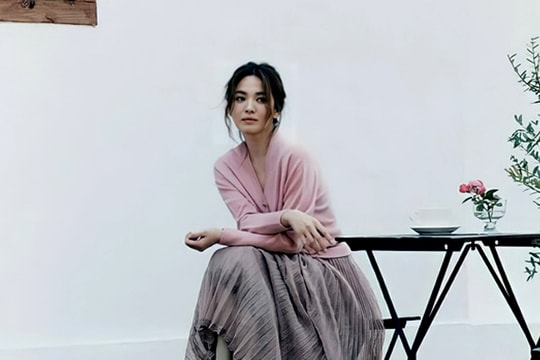 Song Hye Kyo xuất hiện với gương mặt cứng đơ sau tin đồn hẹn hò Hyun Bin