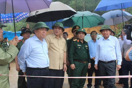 Phó Thủ tướng Thường trực Chính phủ Trương Hòa Bình kiểm tra, thăm hỏi đồng bào Tây Giang