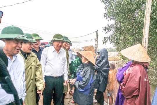 Phó Thủ tướng Thường trực Chính phủ Trương Hòa Bình chỉ đạo khắc phục lũ lụt ở Quảng Trị