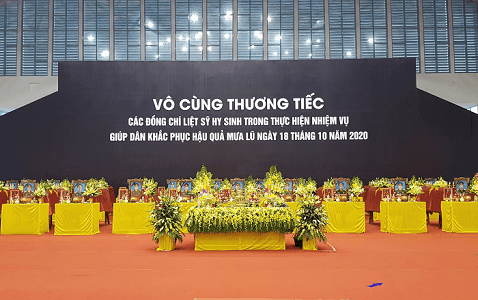 Đồng bào, đồng chí viếng 22 liệt sĩ