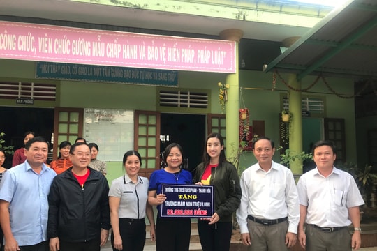 Tiểu Vy - Đỗ Mỹ Linh - Lương Thuỳ Linh băng qua vùng lũ, trao tiền tận tay đồng bào miền Trung