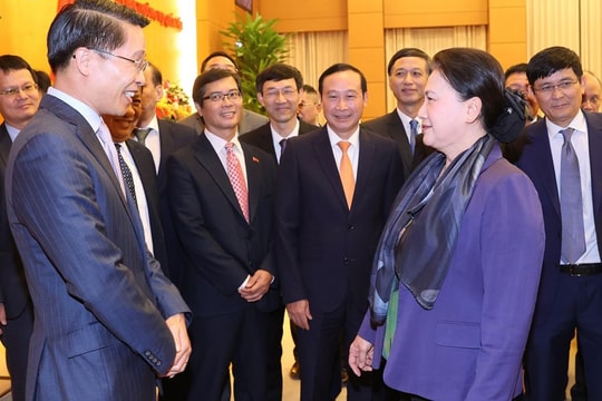 Chủ tịch Quốc hội: Các Đại sứ ở nước ngoài cần quan tâm dạy tiếng Việt cho con em kiều bào