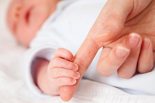 Bé sơ sinh 3 ngày tuổi mắc bệnh lậu vì lây từ mẹ