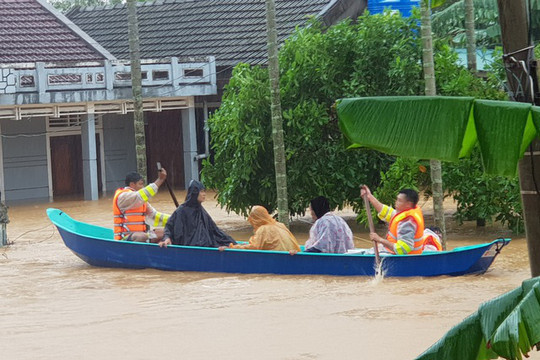 Hàng loạt trường đại học cấp học bổng, miễn giảm học phí cho cho sinh viên vùng lũ