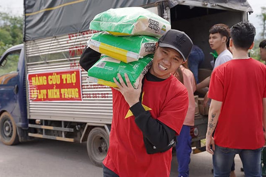 Anh Đức, Cao Thái Sơn vác hàng cứu trợ lên đồng bào miền núi