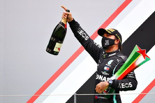 Lewis Hamilton phá vỡ kỷ lục của huyền thoại Michael Schumacher