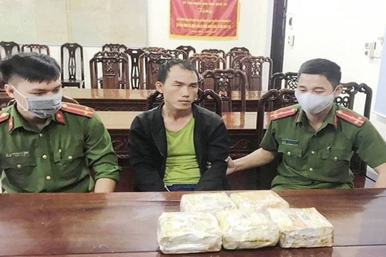 Nổ súng khống chế đối tượng “ôm” 5kg ma túy