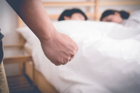 Chở mẹ vợ đi nhà nghỉ bắt quả tang vợ ngoại tình, khi đến nơi mọi việc lại diễn ra ngoài dự tính