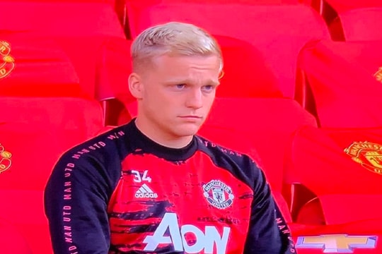 Sau tất cả, MU mua Van de Beek để làm gì?