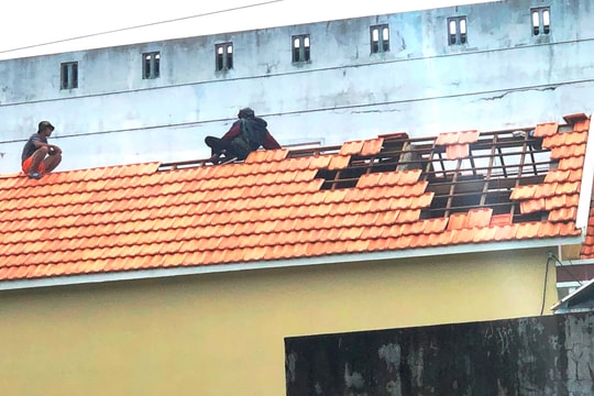 Quảng Ngãi: Hơn 53.300 nhà dân bị tốc mái, hư hỏng do bão số 9