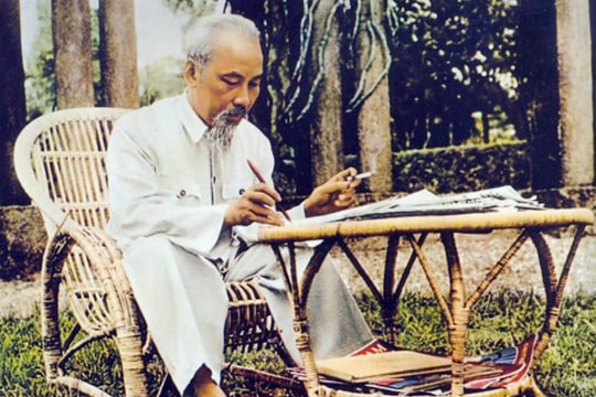Chủ tịch Hồ Chí Minh: “Thi đua là yêu nước, yêu nước thì phải thi đua”