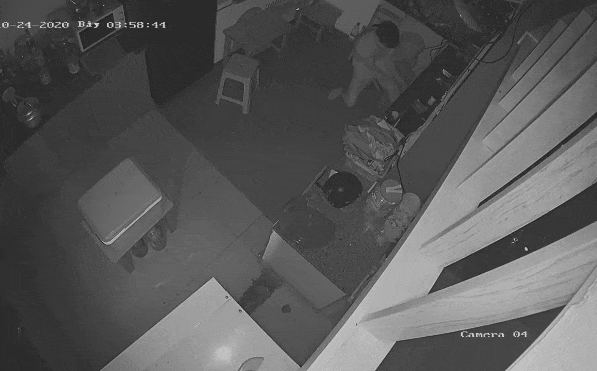Đột nhập nhà dân để lấy tài sản, tên trộm vẫn có hành động bình tĩnh đến kinh ngạc