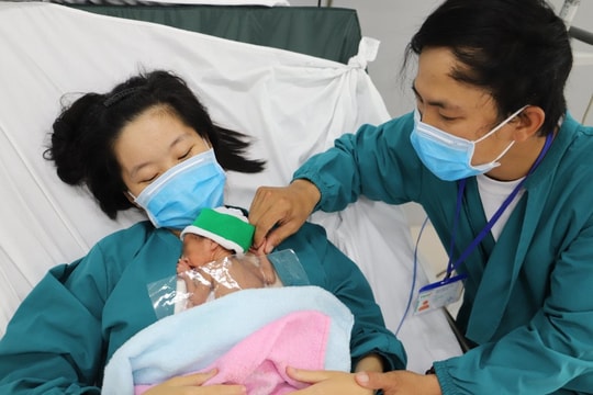 Nuôi sống bé sinh non nặng chỉ 700gram