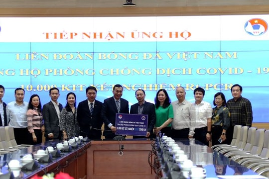 VFF trao tặng Bộ Y tế 10.000 bộ kit phòng chống dịch Covid-19