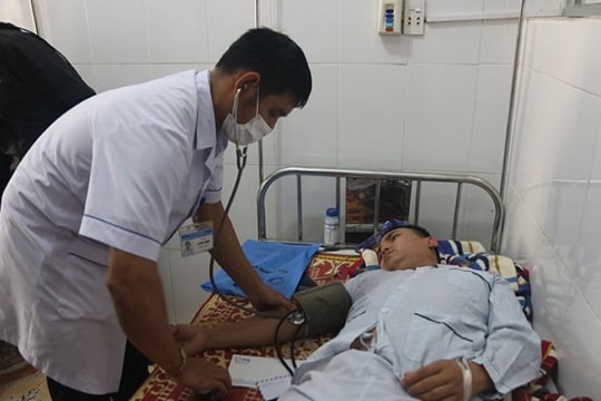 Tài xế cùng đoàn cứu trợ 10 người bị lật xe tại cầu Gianh