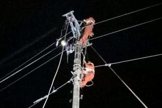 Gia Lai: “Trắng đêm” khắc phục sự cố lưới điện sau bão