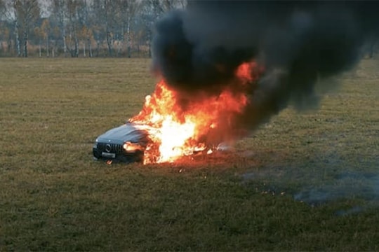 Bực bội vì đại lý không chịu bảo hành, dân chơi tưới xăng 'hoả thiêu' siêu xe gần 4 tỷ đồng