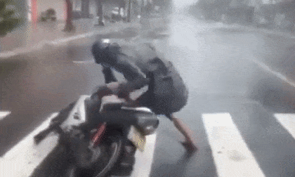 Nam thanh niên gồng mình dắt xe, suýt bị gió thổi bay giữa trời mưa bão ở Đà Nẵng
