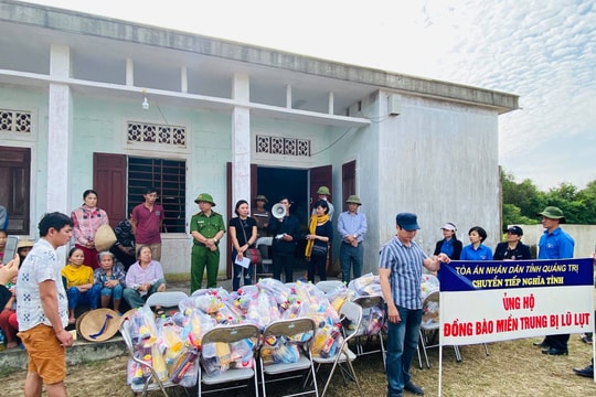 Vụ Pháp chế và Quản lý khoa học TANDTC trao quà cho đồng bào bị lũ lụt tại tỉnh Quảng Trị