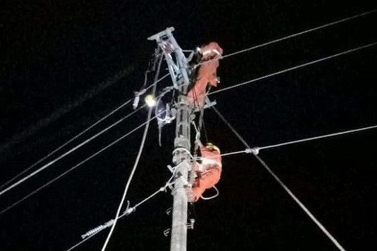 “Trắng đêm” khắc phục sự cố lưới điện sau bão tại Gia Lai