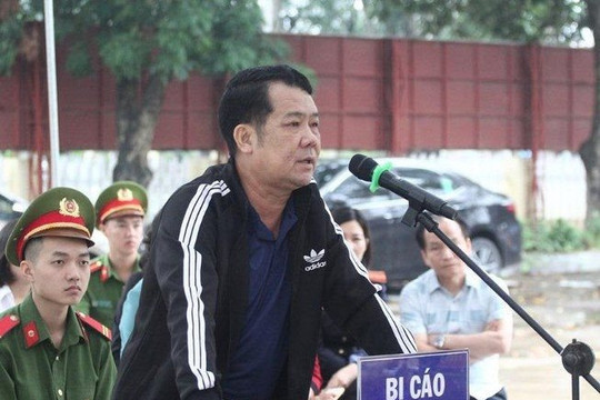 Giám đốc rút súng đe dọa giết người lĩnh 18 tháng tù