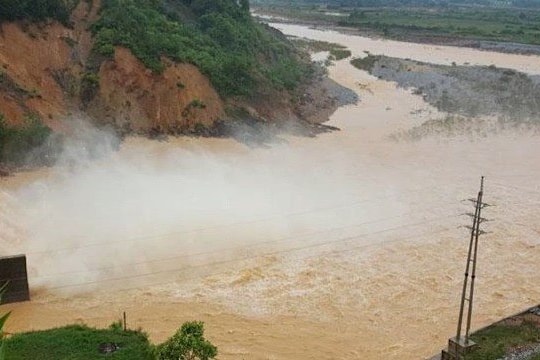 Không khí lạnh tăng cường, các tỉnh Trung Bộ tiếp tục mưa lớn
