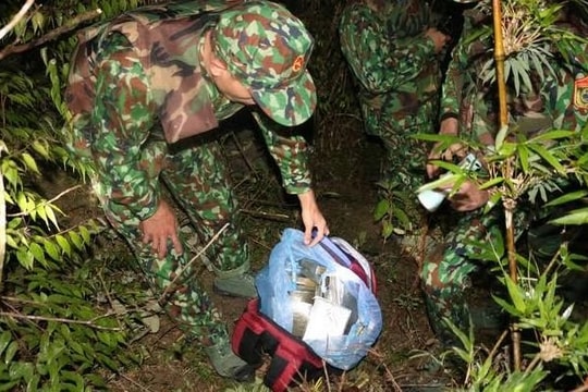 Nghệ An: Truy bắt nhóm đối tượng vứt 30 bánh heroin rồi bỏ chạy vào rừng
