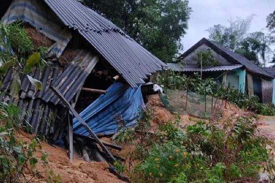 Sạt lở đất đá “uy hiếp” hàng trăm hộ dân miền Tây xứ Nghệ 