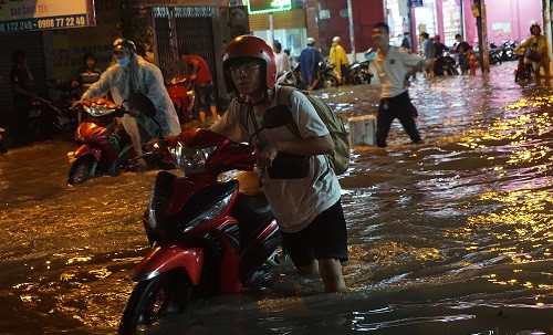 TPHCM mưa lớn, hàng trăm phương tiện tê liệt trên đường