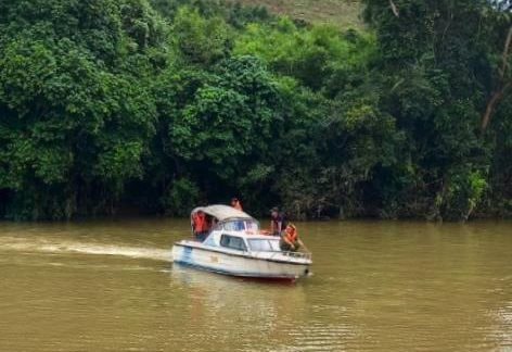 Điều ca nô chở gạo cứu đói cho người dân vùng bị cô lập do bão số 9