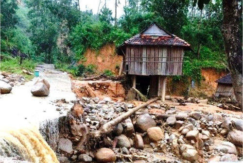 Quảng Ngãi: Khu dân cư bị sạt lở, nhiều hộ dân sống nhờ nhà văn hóa