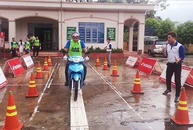 Thái Nguyên: Tổ chức tuyên truyền an toàn giao thông và thay dầu xe miễn phí cho thanh niên