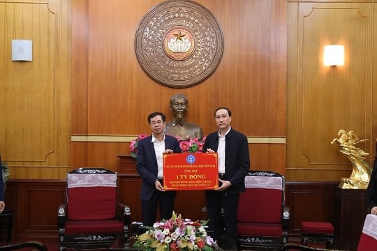 BHXH Việt Nam tặng 2.500 thẻ BHYT cho đồng bào lũ lụt miền Trung
