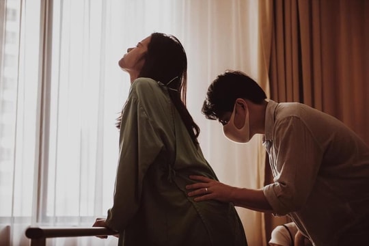 Ngắm trọn bộ ảnh kỷ niệm chụp ngay tại phòng sinh của vợ chồng Đông Nhi, Ông Cao Thắng