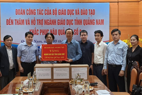 Bộ GD-ĐT trao tặng gần 10 tỷ đồng cho ngành Giáo dục 4 tỉnh miền Trung