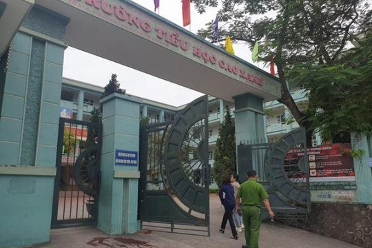 Chen nhau qua cổng trường, một phụ huynh bị đâm trọng thương