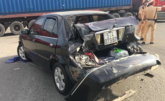 Xe container tông hàng loạt phương tiện đang dừng đèn đỏ